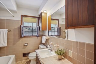 Full main level bathroom.