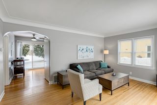 Large walkway between living room and kitchen