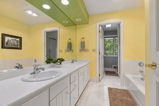 Upper level main bathroom