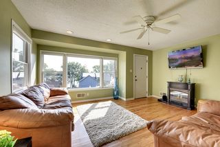 Cozy living room to enjoy the lake views 