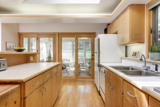 Large center island with great work space