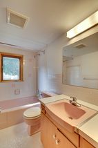 5024 Park Avenue - upper level bath
