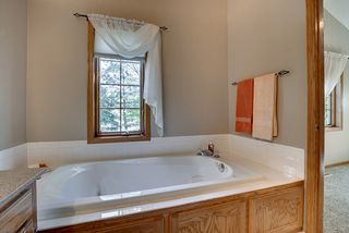 Natural light - fresh breezes - soaker tub!