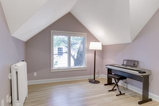 Second upper level bedroom