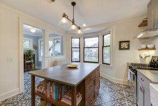 Bay window with sunny area for informal dining 