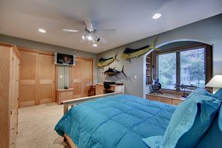Large closets, TV viewing from your bed.