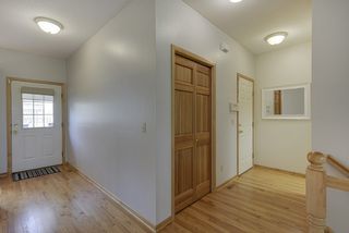 Inviting foyer to welcome guests...