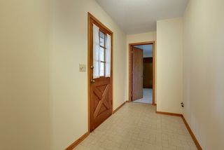 Generous foyer, perfect for entry bench.