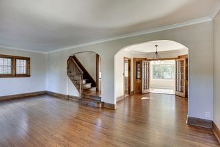 Freshly painted ceilings and walls, arches and cove moldings set the tone. 