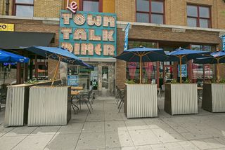 Walk to Lake Street, Longfellow Grill or the many surrounding Restaurants! 
