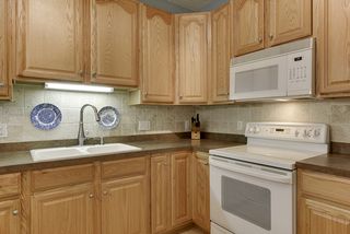 Beautiful blackspash and under cabinet lighting...
