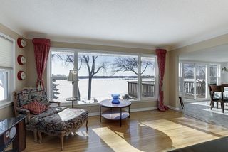 A lot of natural sunlight filling up the room