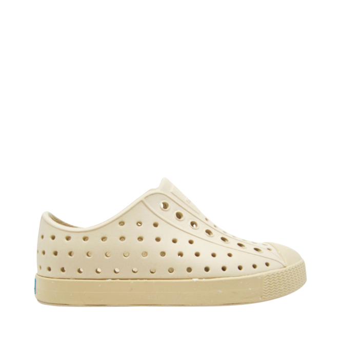 Enfant Beige pour Enfants-garçons de la marque NATIVE, 1. Un produit distribué par Chaussures Pierre Roy - Saint-Jean Québec