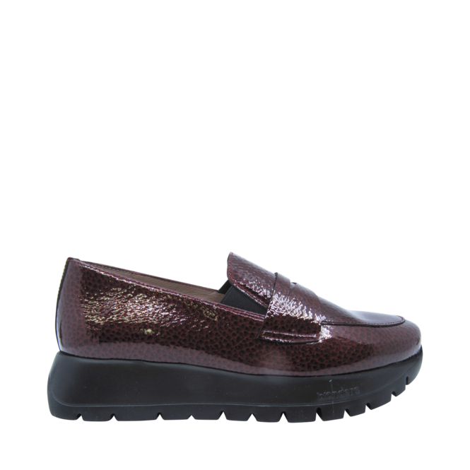 Chaussures Rouge pour Femmes de la marque WONDERS, 4. Un produit distribué par Chaussures Pierre Roy - Saint-Jean Québec