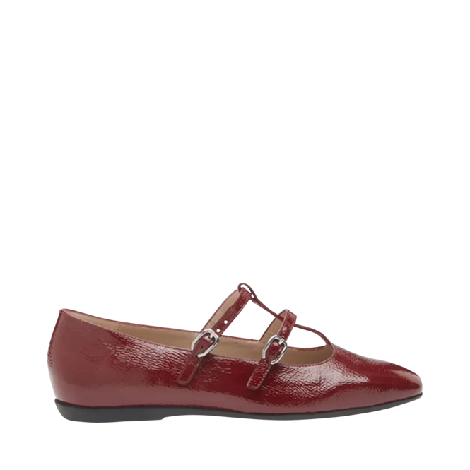 Chaussures Rouge pour Femmes de la marque WONDERS, 4. Un produit distribué par Chaussures Pierre Roy - Saint-Jean Québec