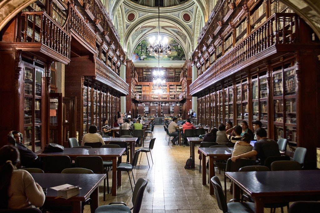 Shopping For Books Online Vs Bookstores The Piggy Bank