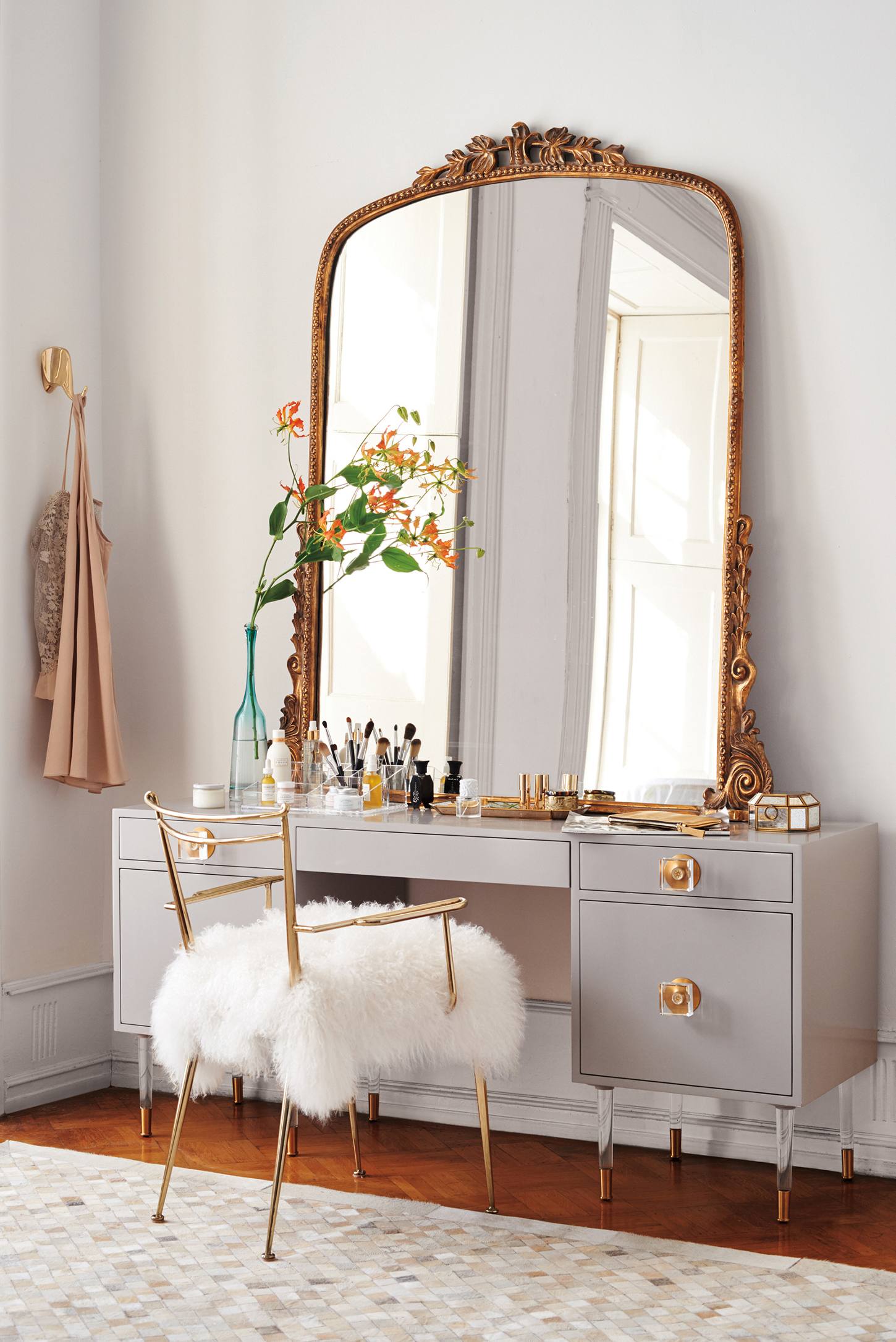 10 Modern Makeup Vanity Tables For The Beauty Room Apartment Therapy