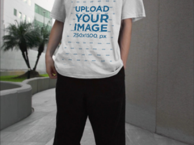 Oversized T-Shirt Video Featuring a Man With Graphic Eye Makeup 5781v