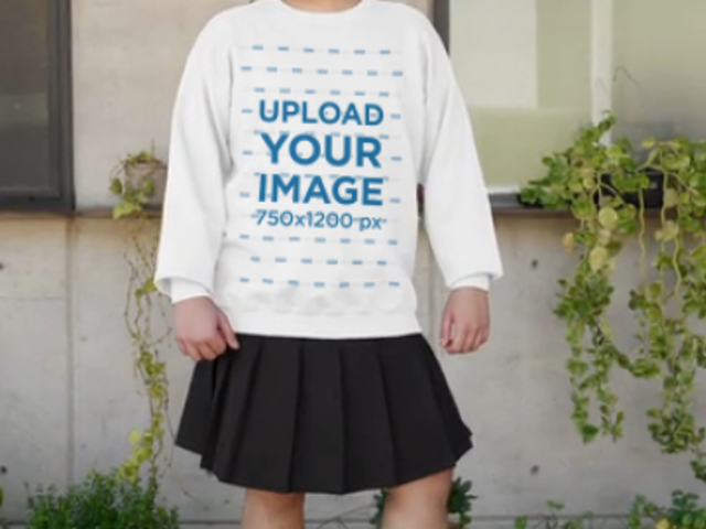 Gildan Sweatshirt Video Featuring a Person Posing With a Cool Outfit 8687v