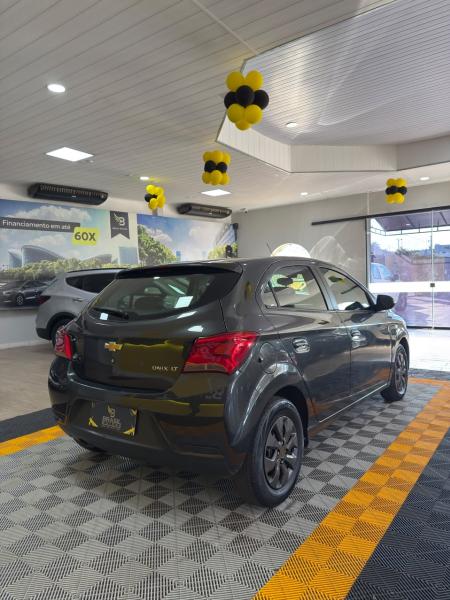 foto do ONIX 1.0 LT MANUAL 2017