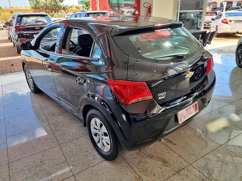 foto do ONIX LT 1.0 8V FLEX MANUAL 2019
