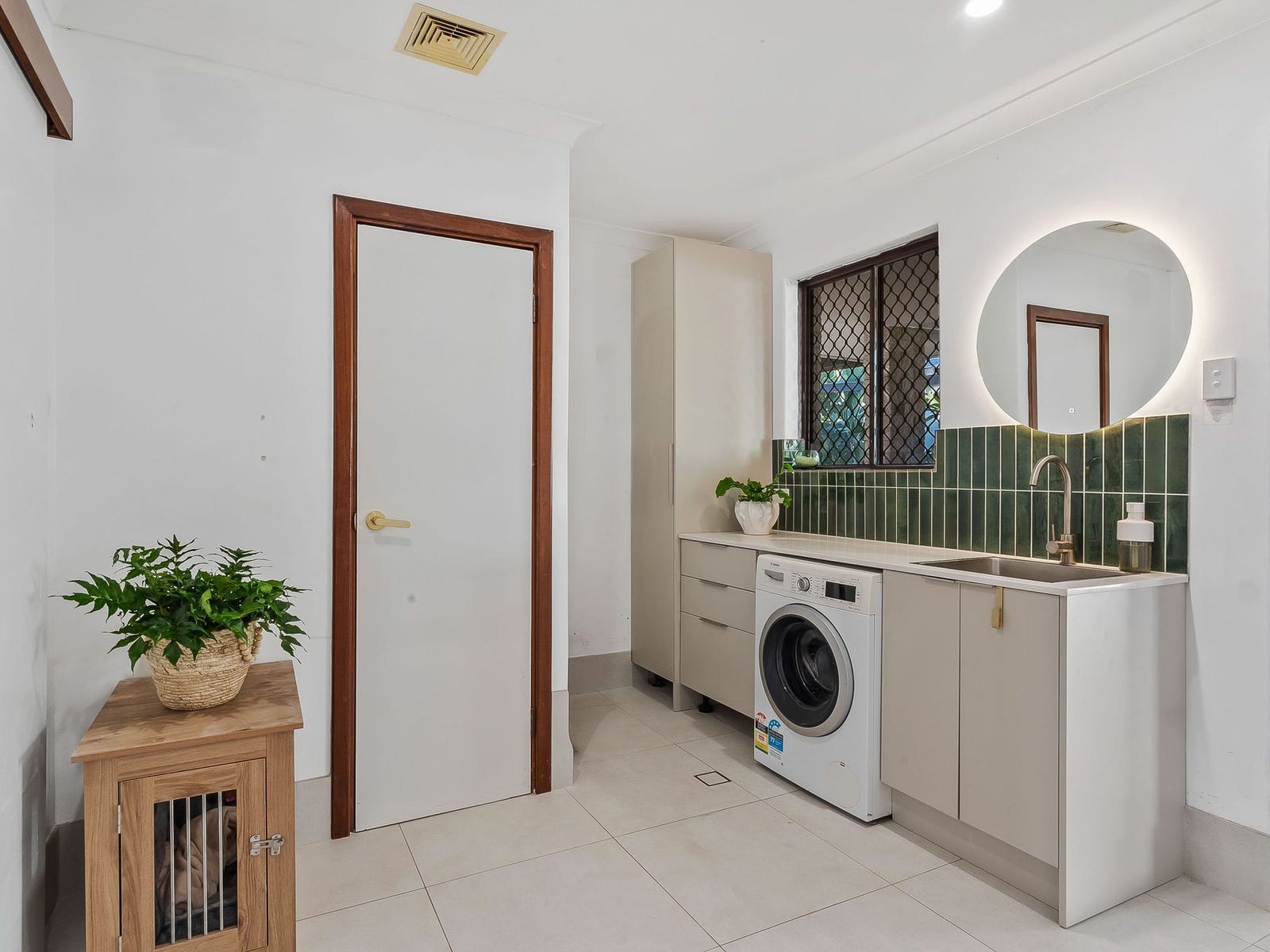 Private Rental in Halls Head, WA 6210