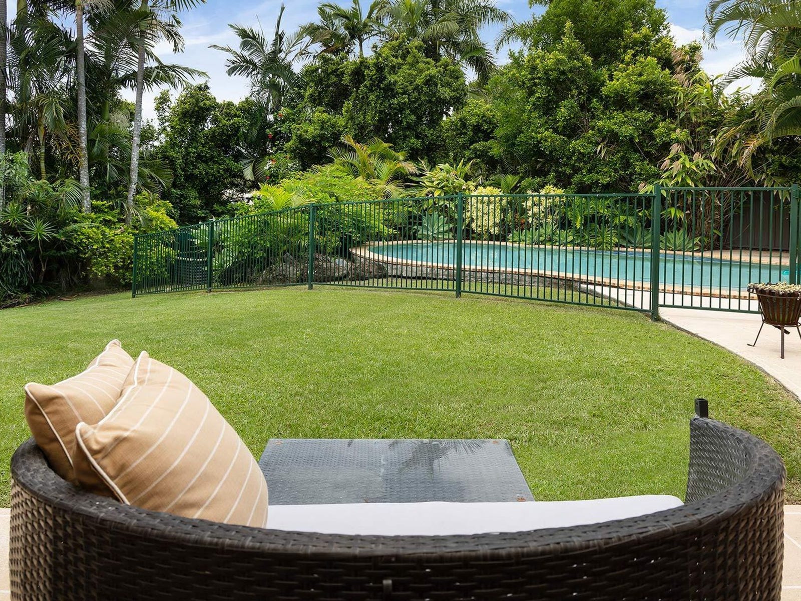 Private Rental in Molendinar, Qld 4214