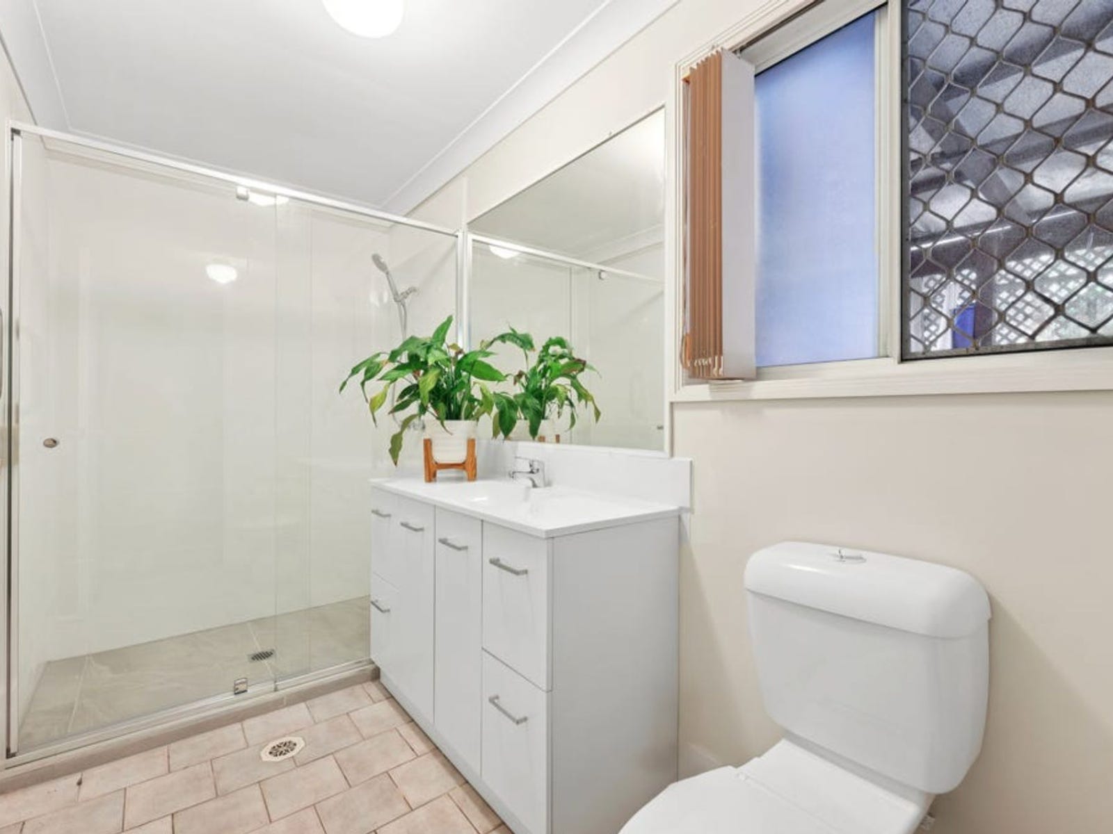 Private Rental in Parkwood, Qld 4214