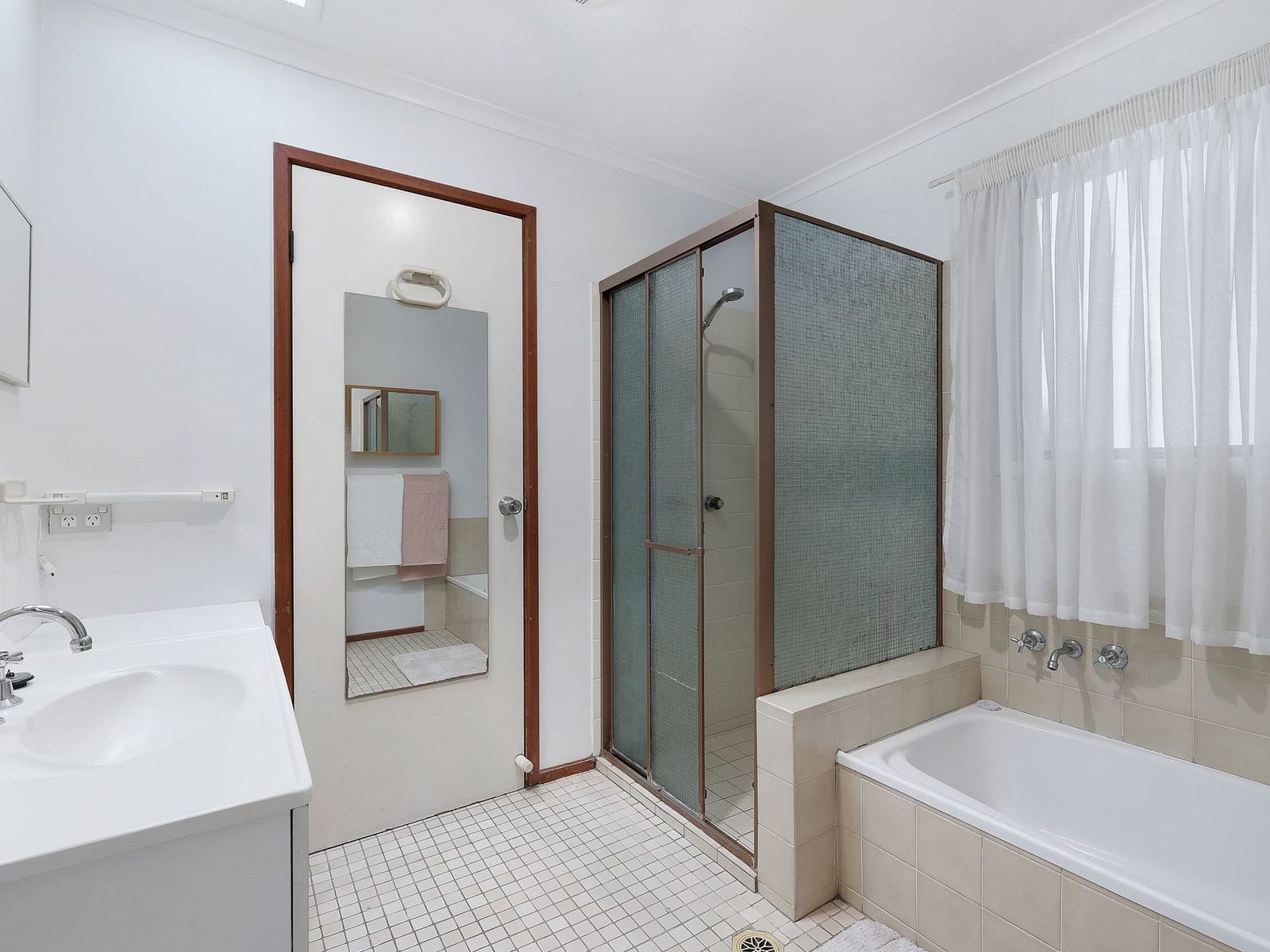 Private Rental in Helensvale, Qld 4212