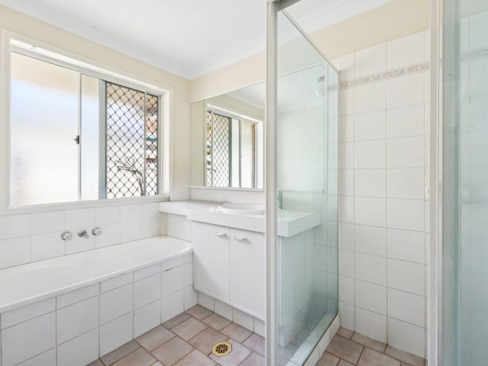 Private Rental in Parkwood, Qld 4214