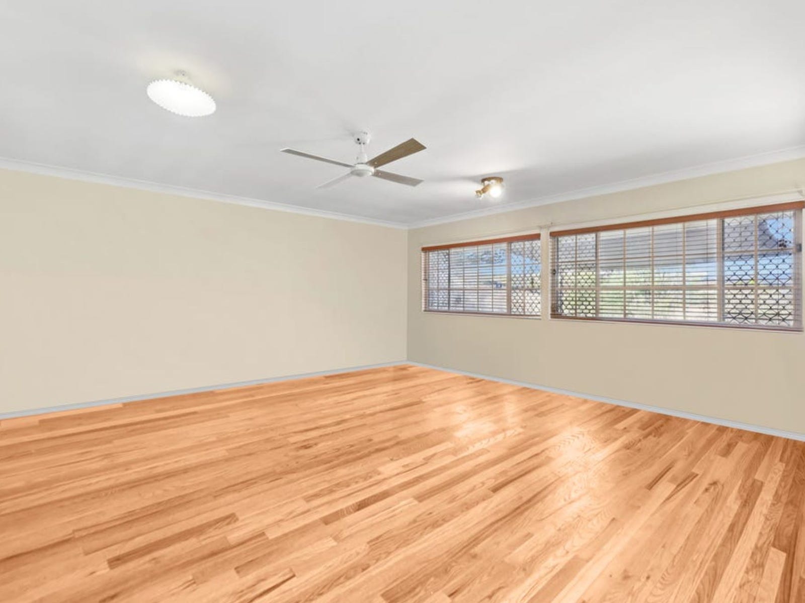 Private Rental in Parkwood, Qld 4214