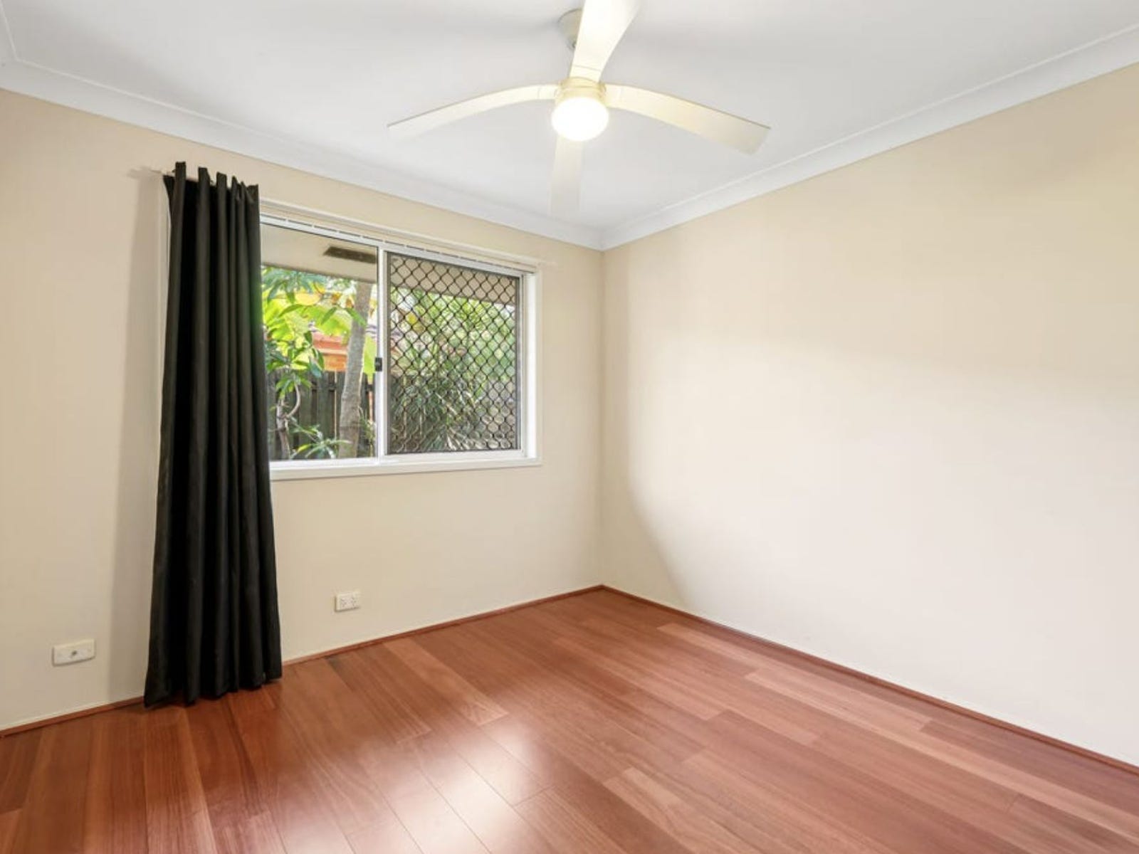 Private Rental in Parkwood, Qld 4214