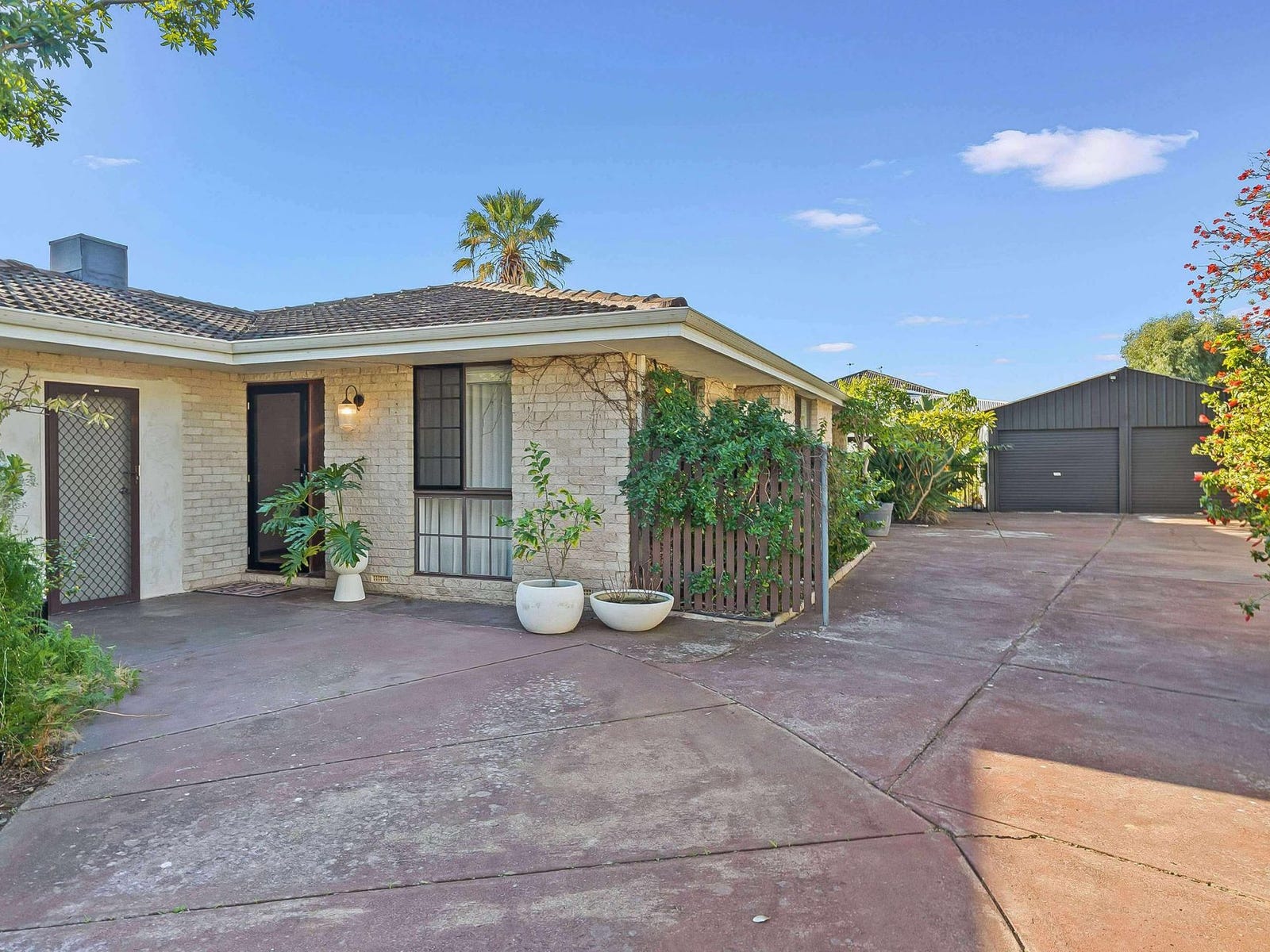 Private Rental in Halls Head, WA 6210