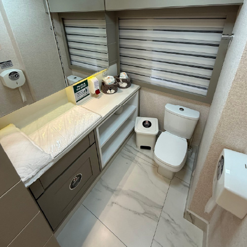 Banheiro com acessibilidade e fraldário