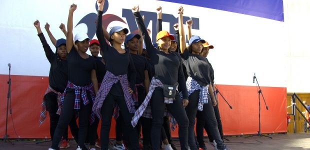 Houve diversas apresentações de dança, canto e teatro