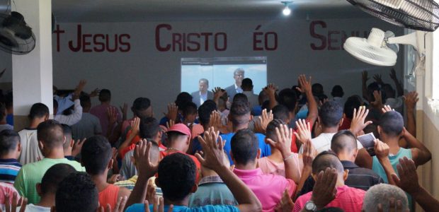 Presos clamam a Deus