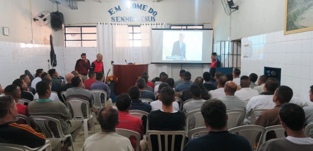 Atentos, presos acompanham a transmissão ao vivo