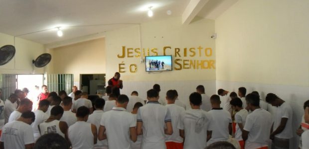 Dezenas de detentos acompanharam a oração realizada pelo Bispo Macedo
