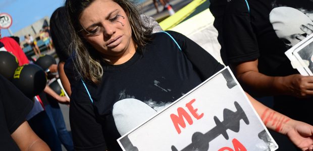 Em Alagoas, jovens carregavam cartazes com frases de conscientização