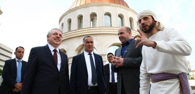 O Cônsul Ahmet Çanga - representante do Ministério de Cultura e Turismo da Turquia realizou o tour no Jardim Bíblico do Templo.