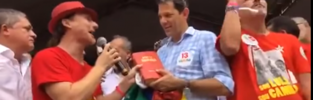 Bíblia doada a Haddad é encontrada no lixo