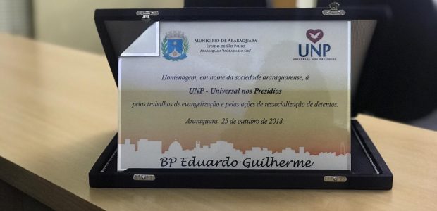 A placa recebida pelo Bispo