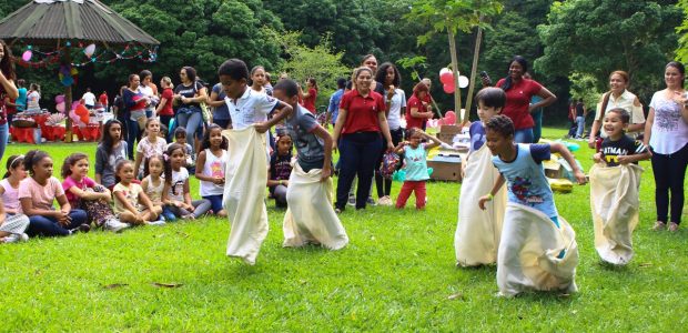 Entre elas, corrida de sacos, pula cordas