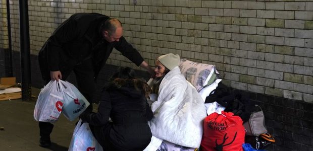 Eles foram levar donativos às pessoas em situação de rua