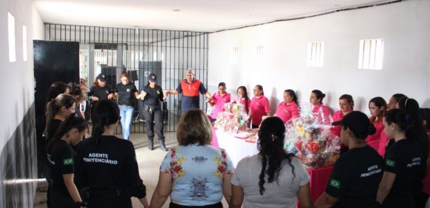 Além dos serviços e presentes, os voluntários também realizaram oração para que todos tenham um 2019 abençoado