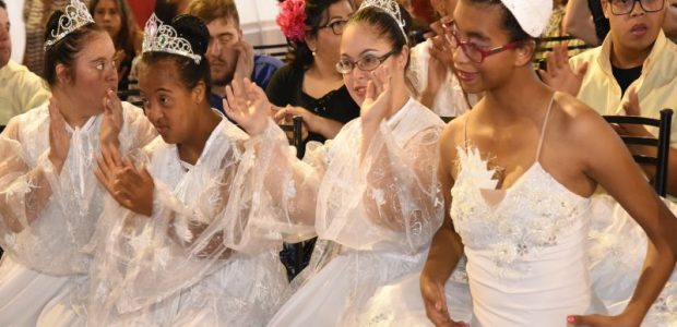 Diversas crianças participam das apresentações da instituição