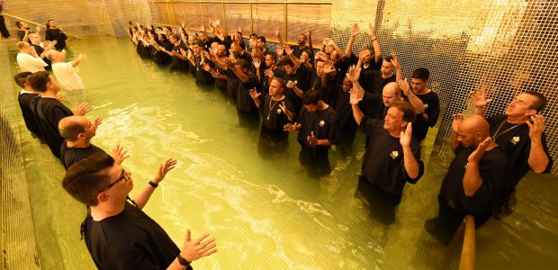 Desde às 17h Bispos e Pastores estavam preparados para batizar as pessoas que desejavam se entregar a Jesus, antes do ano acabar