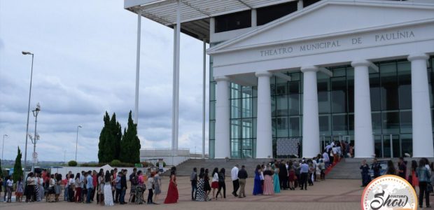 Centenas de pessoas compareceram ao local