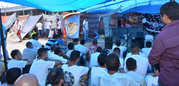 Foi adaptado um local para exibição do filme