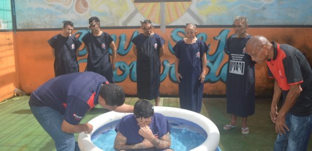 No Pará, presidiários se batizaram nas águas